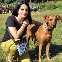 Kdo za tím vším vlastně je?