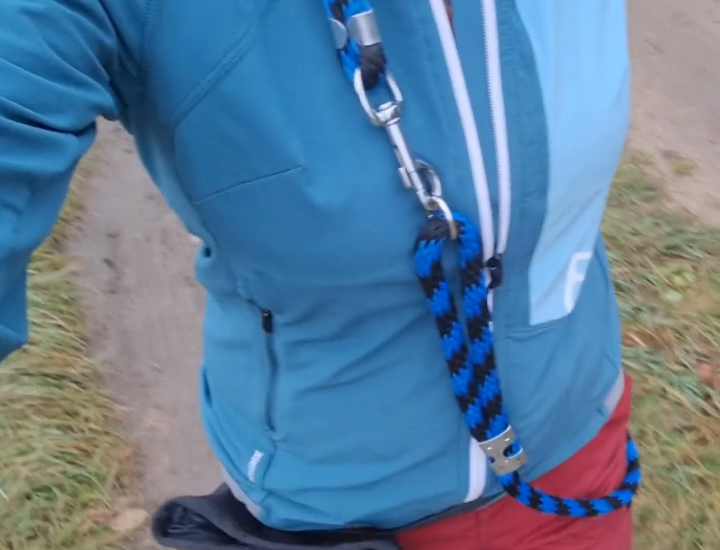Vodítko jednoduše připnete okolo těla