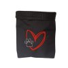 Pamlskovník s vyšitým červeným srdíčkem a tlapkou