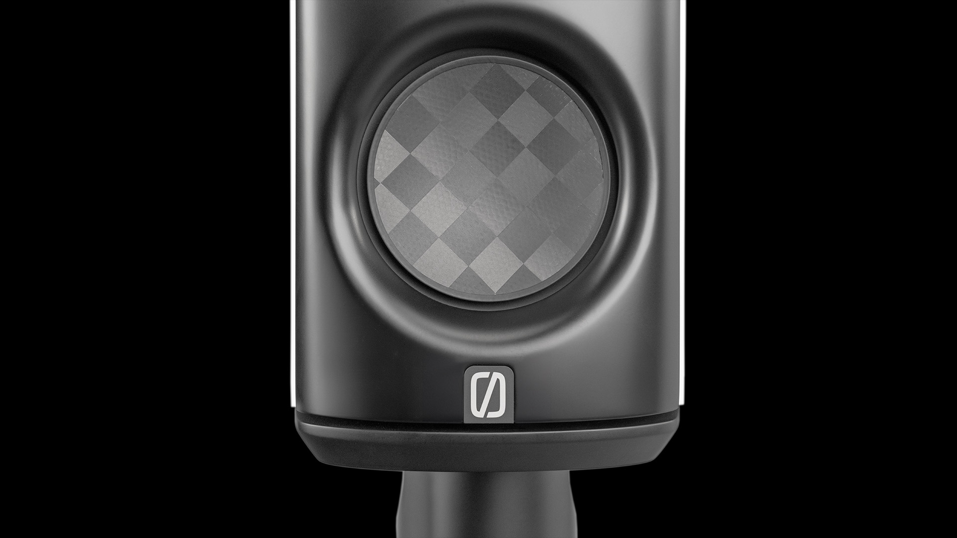 BC01_WhiteSpeaker_FrontStraight_Close_DESKTOP