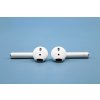 Sluchátka Apple AirPods (2019) (MV7N2ZM/A) bílá  ..Pravé sluchátko ušpiněno ..Vevnitř pouzdra známky opotřebení ..Drobní oděrky na pouzdře ..Záruka 12 měsíců