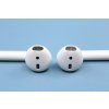 Sluchátka Apple AirPods (2019) (MV7N2ZM/A) bílá  ..Pravé sluchátko ušpiněno ..Vevnitř pouzdra známky opotřebení ..Drobní oděrky na pouzdře ..Záruka 12 měsíců