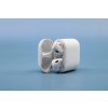 Sluchátka Apple AirPods (2019) (MV7N2ZM/A) bílá  ..Použito ..Sluchátka vyčištěná ..Vevnitř pouzdra známky opotřebení ..Oděrky na pouzdře ..Záruka 12 měsíců