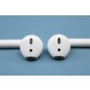 Sluchátka Apple AirPods (2019) (MV7N2ZM/A) bílá  ..Použito - Ušpiněno ..Vrypy na sluchátcích ..Levé sluchátko zažloutlé ..Záměna krabičky ..Oděrky na pouzdře ..Záruka 12 měsíců
