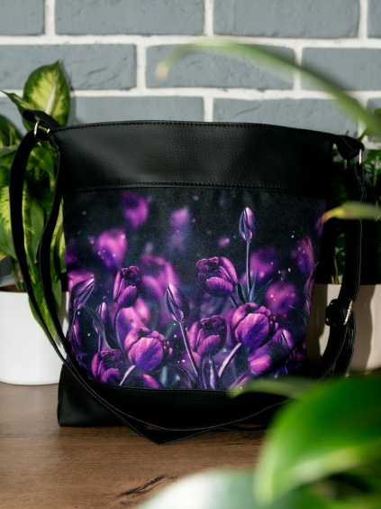 Crossbody kabelka Cerno fialova Tajemne tulipany 3a