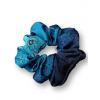 Střední scrunchie gumička - Máky v královské modré  Saténová