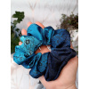 Střední scrunchie gumička - Máky v královské modré  Saténová