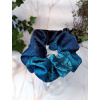 Střední scrunchie gumička - Máky v královské modré  Saténová