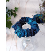 Úzká scrunchie gumička - Máky v královské modré  Saténová