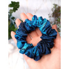 Úzká scrunchie gumička - Máky v královské modré  Saténová