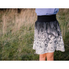 Dívčí saténová sukně v autorském designu Černobílé vlčí máky (15)