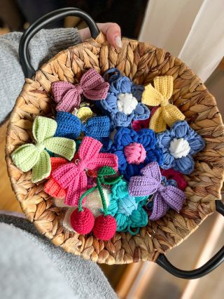 Barevnost co zvedne náladu 🌈🌸🎀 #color #crochet #bagcharms #hackovani #handmade