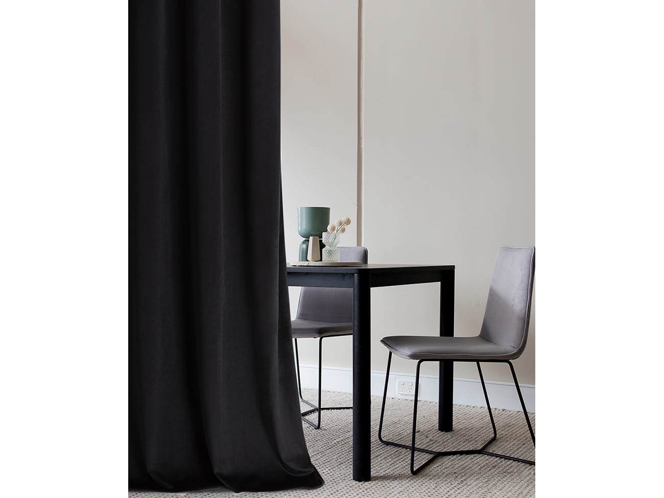 Room99 Hotový záves na krúžkoch CHARMY Jednofarebný Velúrový Zatemňovací Farba: Čierna/Strieborná, Veľkosť: 140 x 250 cm