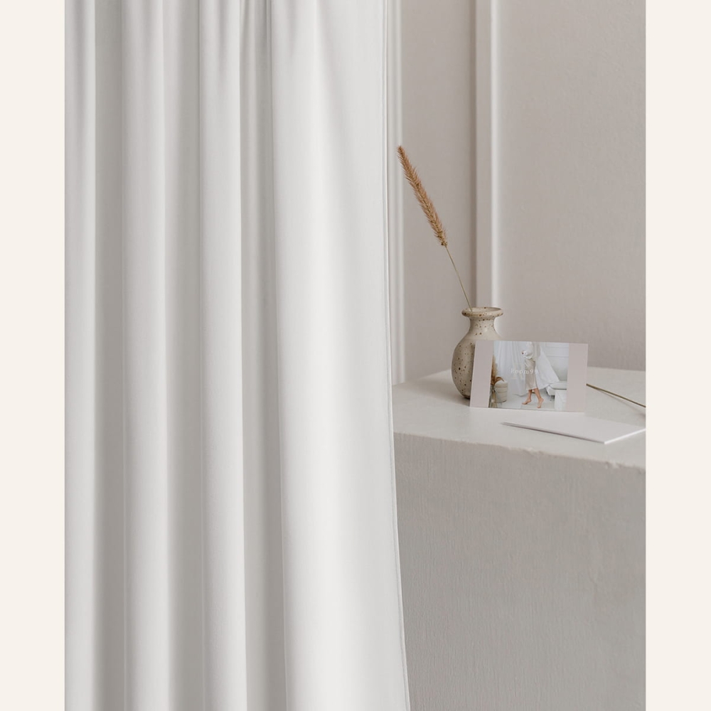 Room99 Hotový záves na páske CHARMY Jednofarebný Velúrový Zatemňovací Farba: Biela, Veľkosť: 140 x 260 cm