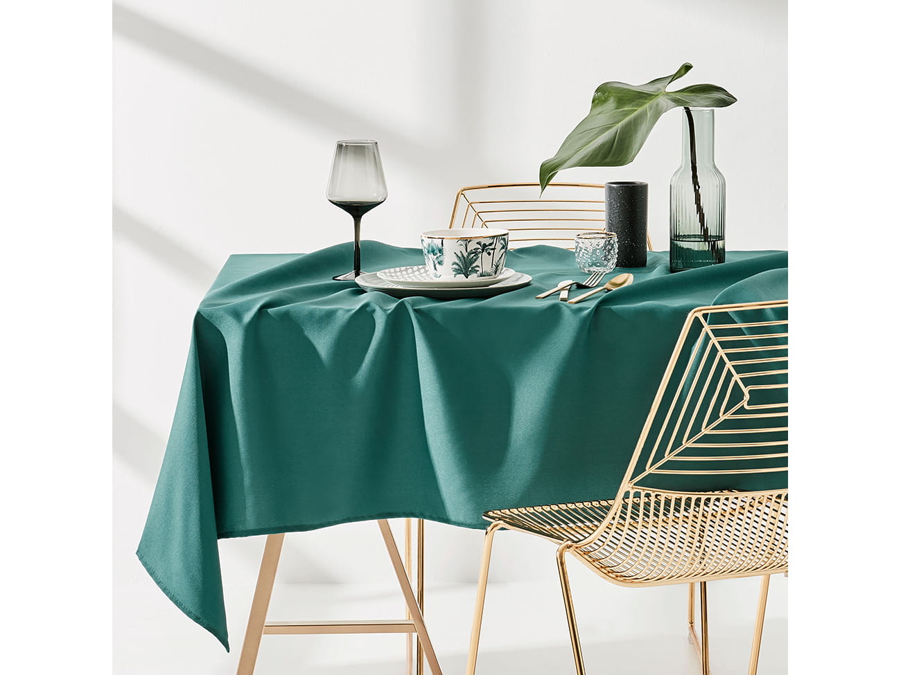 Room99 Dekoračný obrus na stôl AURA Farba: Zelená, Veľkosť: 110 x 160 cm