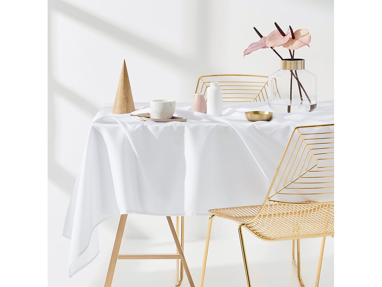 Room99 Dekoračný obrus na stôl AURA Farba: Biela, Veľkosť: 140 x 350 cm