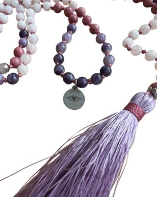 Coming soon. 👁️ Už jen ladím detaily (posledních 7-8 let😅). Pozná někdo, co to bude? #seewithyourheart #sperky #meditace...