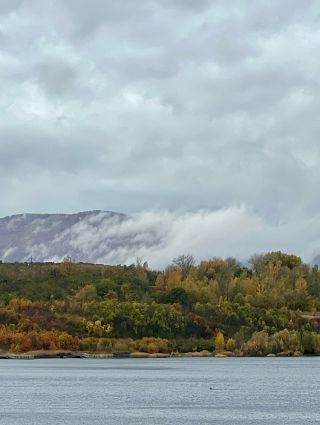 Nestihla jsem tady pozdravit říjen a už je pryč. Říjen to přežije a já taky. Budu k sobě laskavá a vzdám se myšlenky, že...