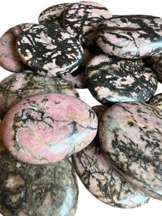 Tromlované placičky rodonitu. 🤤 Na těchto kouscích jde krásně vidět, že rodonit slučuje protiklady a láskyplně nám pomáhá...