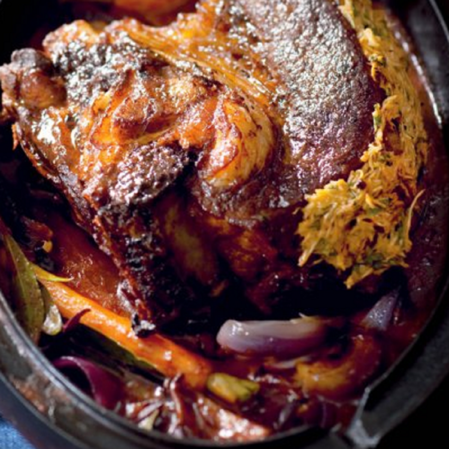 Hovězí hrudí s křenovou krustou a mrkvičkami