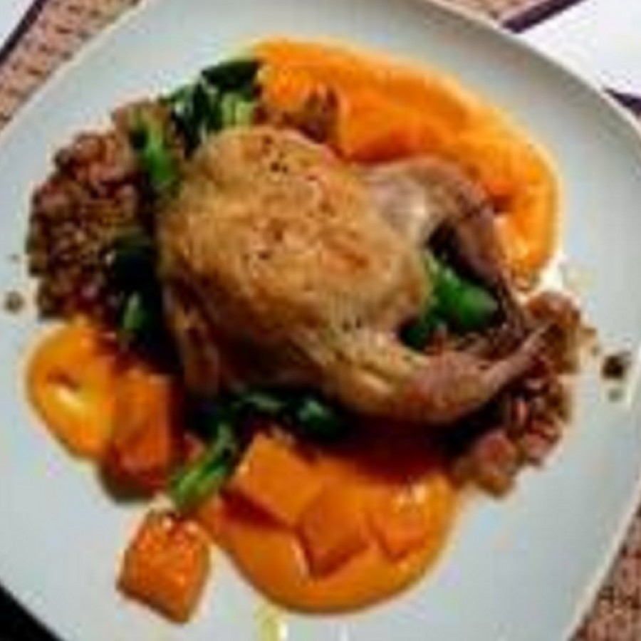 Křepelka s čočkou a salátem z máslové dýně