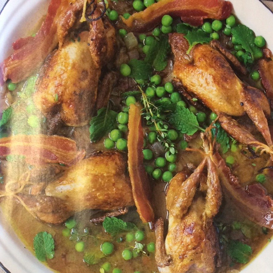 Pečené křepelky se slaninou, hráškem a mátou