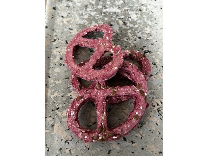 Rote-Bete-Brezel mit Leinsamen.