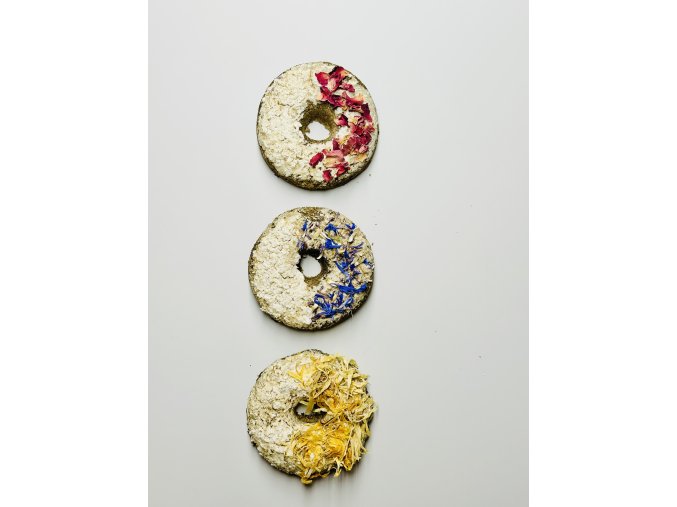 Hay donut with rose / cornflower / marigold