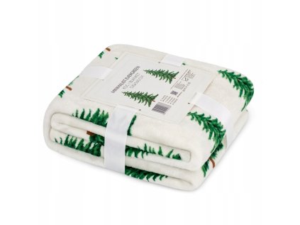 Biela vianočná deka so zelenými stromčekami rozprestretá na posteli v zimnej výzdobe