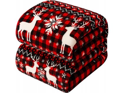 Zložená červená vianočná deka z mikrovlákna so sobmi a vločkami.