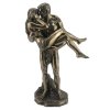 Socha žena na rukách muža bronzovej farby 29cm