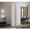 Moderní bílá šatní skříň s posuvnými dveřmi