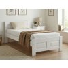 Bílá postel Elza z masivu – světlé provedení v ložnici