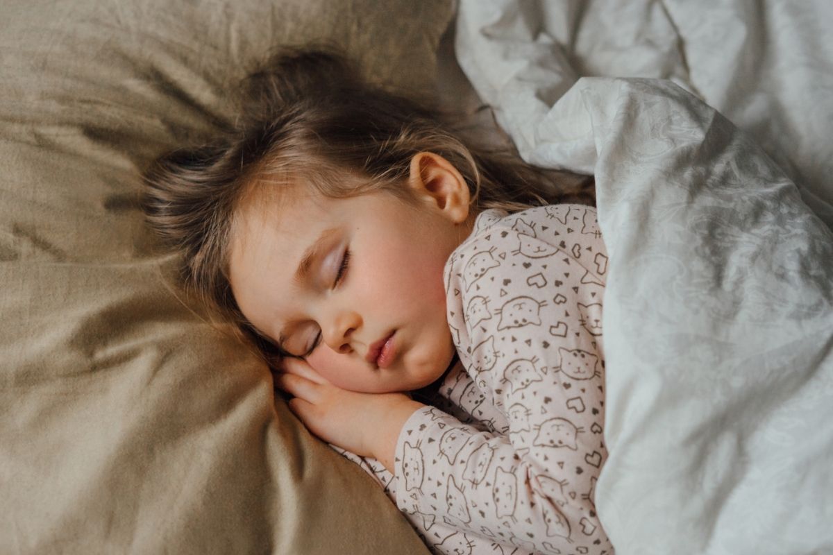 Przejście na czas zimowy: Pomóż dzieciom poradzić sobie z zaburzonym snem, nie tylko tym z ADHD