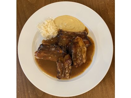 Vepřová žebra pečená na našem tmavém pivě, 600 g,pečivo