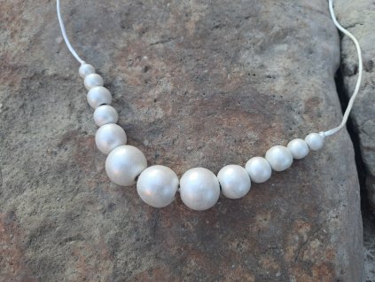 Bílé perleťové jako perly