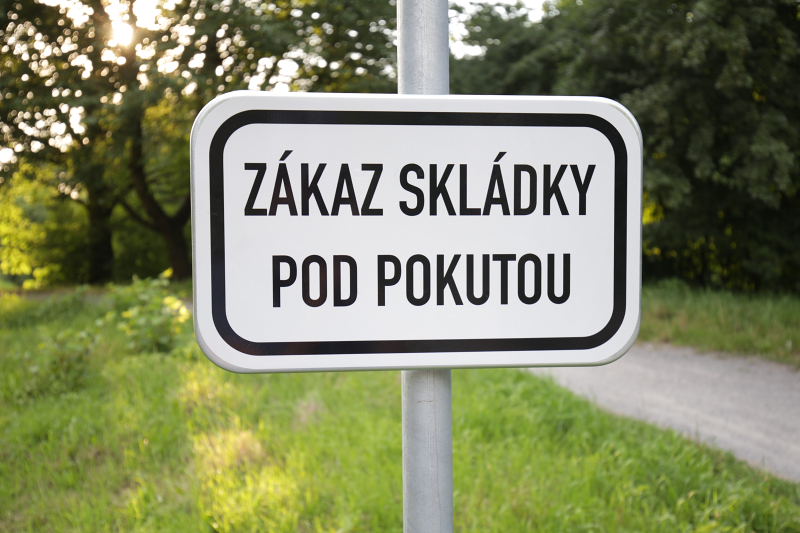 tabulka-zakaz-skladky