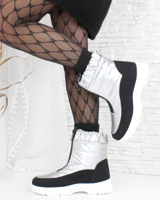 Stylový kontrast k zimním outfitům. Stříbrné sněhule jako výrazný módní prvek✨ www.dnesobouvam.cz Kód: 3555-3SI · · · ·...