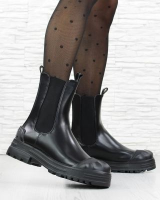 Když hledáš boty, které jsou pohodlné i stylové, sáhni po černých chelsea polokozačkách 🖤✨ www.dnesobouvam.cz Kód: 0312-1B...