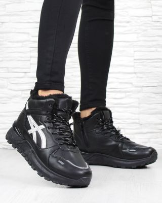 Černé zateplené tenisky jsou teď tou nejlepší volbou pro chladnější počasí! ❄❄ www.dnesobouvam.cz Kód: 81149-1B · · · · ·...