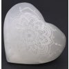 Srdce Selenit s gravírovanou mandalou 7 8 cm (2)