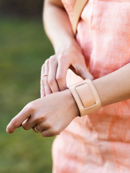 nenápadný kožený řemínek na ruku