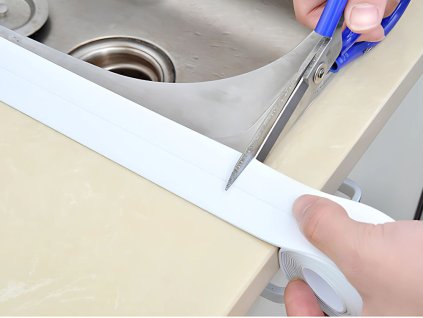 Bílá těsnící páska na stěny 3m silné PVC lepidlo