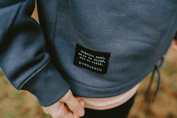 Vrstvení oblečení: Jak zvládat podzimní ranní kosu a odpolední hic? 🍂