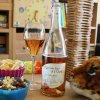 Láhev a sklenka nealkoholického šumivého moštu Jus de Raisin Rosé Domaine de la Foliette