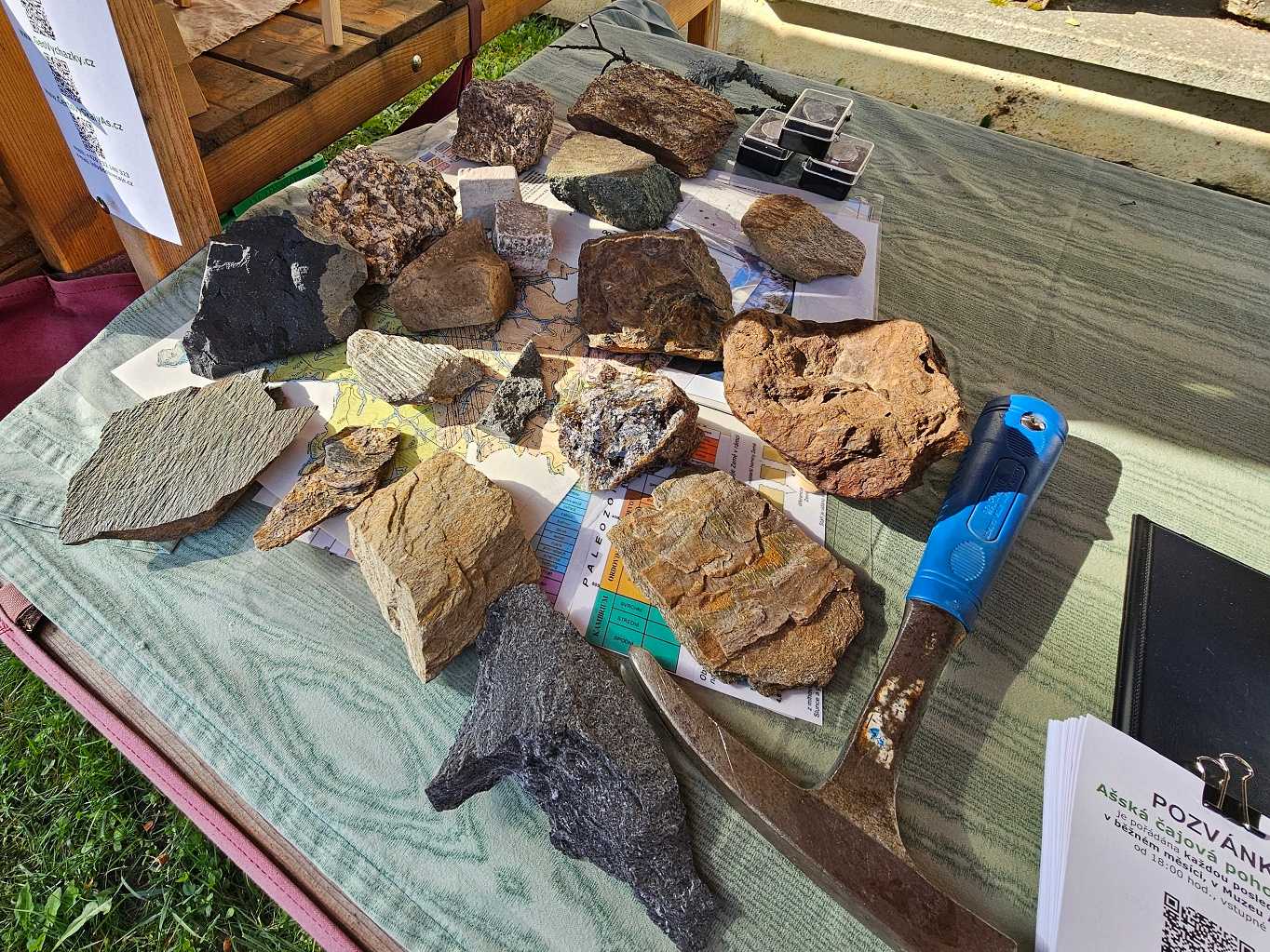 asske-trhy-muzeum-2025-09-13-poznavacka-sutru-GeologieAsska.cz-GeoVychzaky.cz
