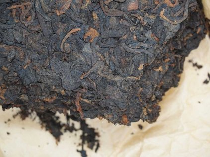 Menghai Heroine Shu Puerh Zhuan Cha 2018 NepustilTea.cz wet leaf