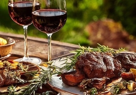 Ako si vybrať ideálne víno k jedlu – tipy, trendy, párovanie