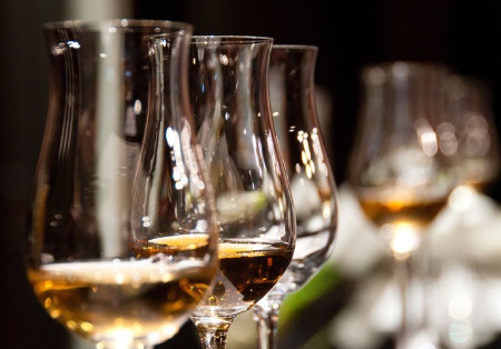 Aperitívy a digestívy: malí pomocníci veľkého stolovania