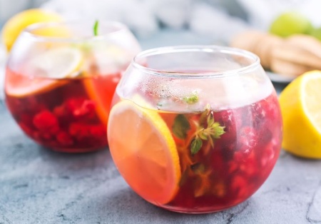 Nealkoholické alternatívy k miešaným drinkom: ako si užiť chuť kokteilu aj bez percent